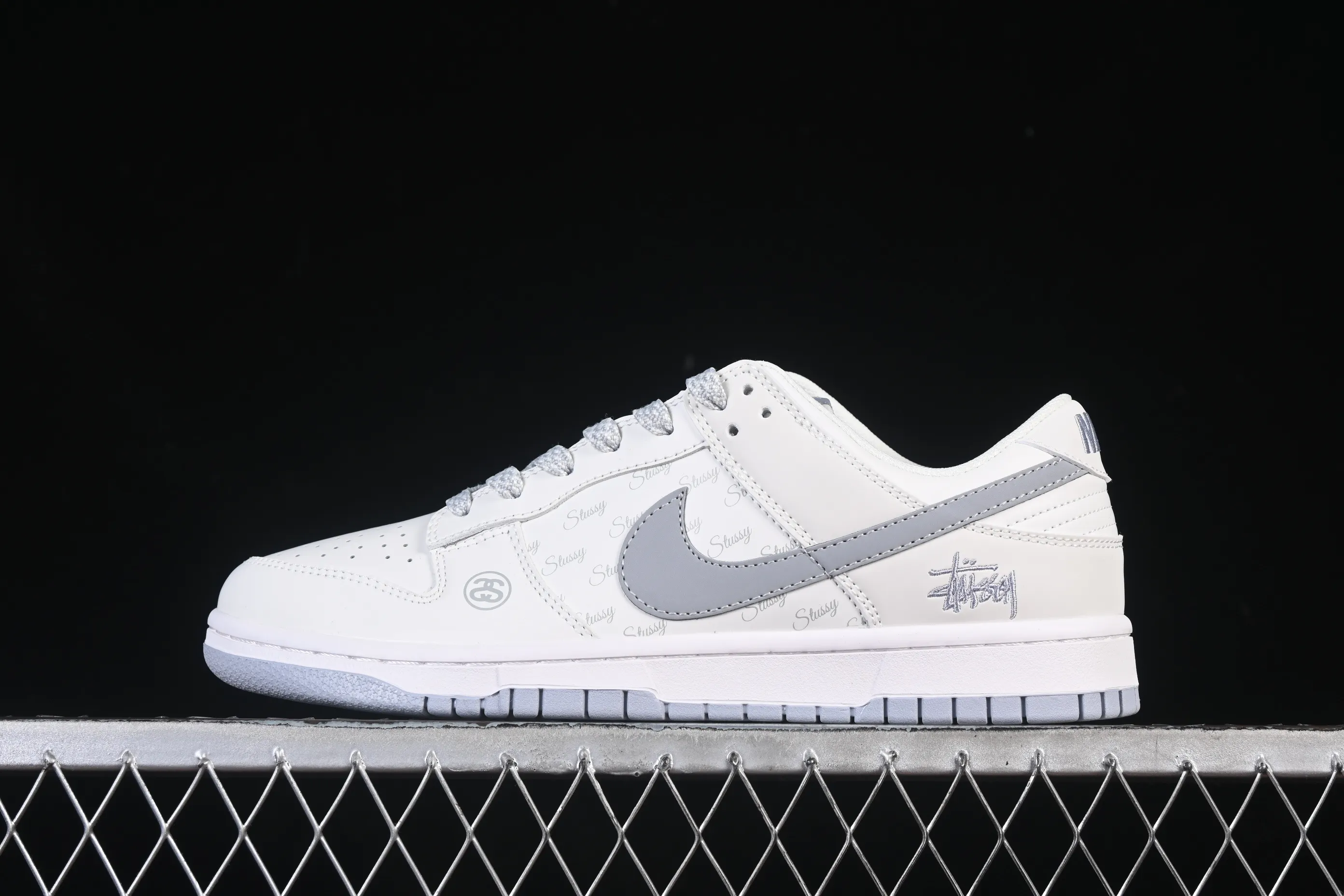 All categories Nk SB Dunk Series Nk SB Dunk Low High-end customized low-top sneakers Nike SB Dunk Low Stusi co-branded printed gray hook Anniversary high-end customized low-top casual sneakers CS1688-125